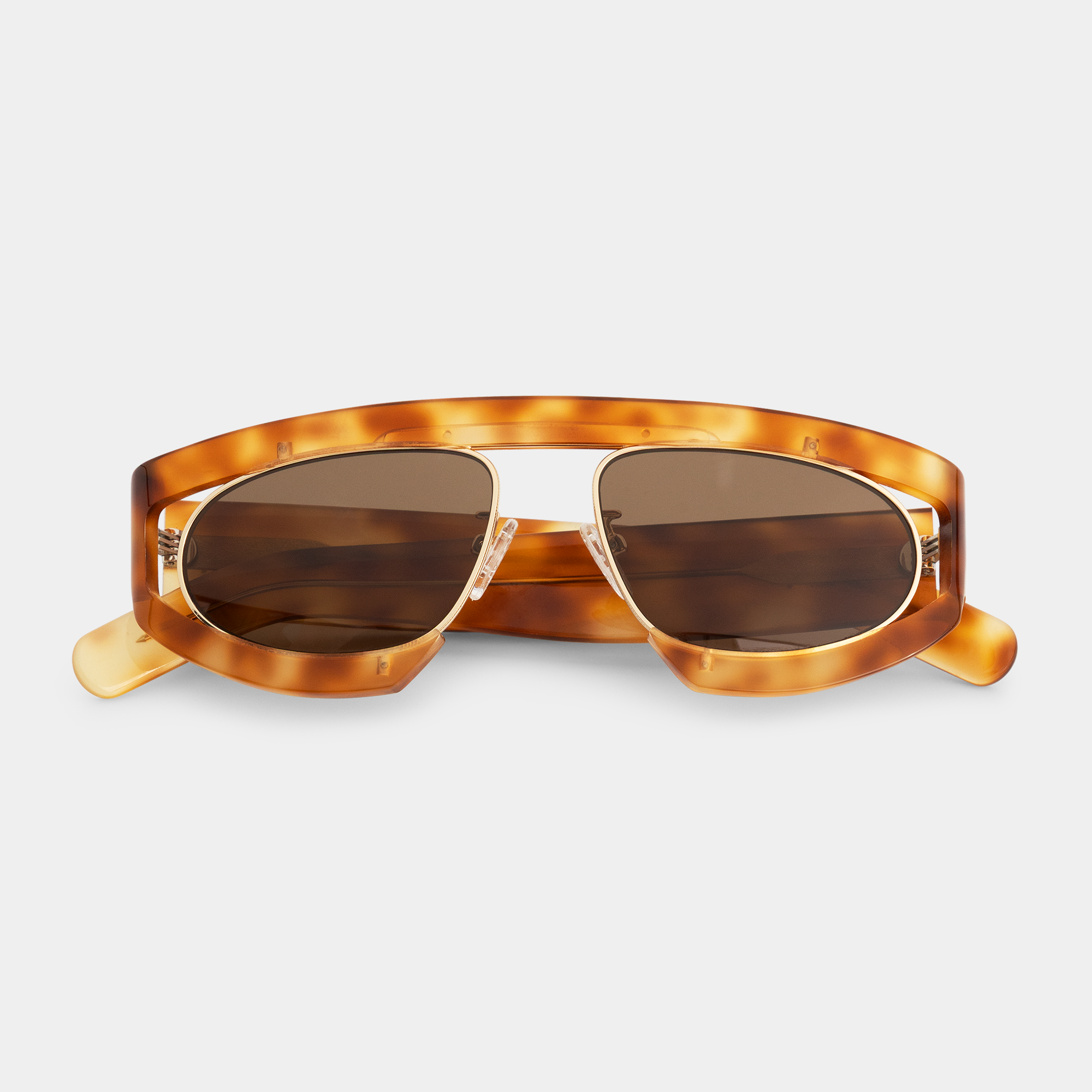 Unieke NULÁ zonnebril Anouk in Sandy Dune met zachte beige tint en donker bruine glazen – sunglasses for women