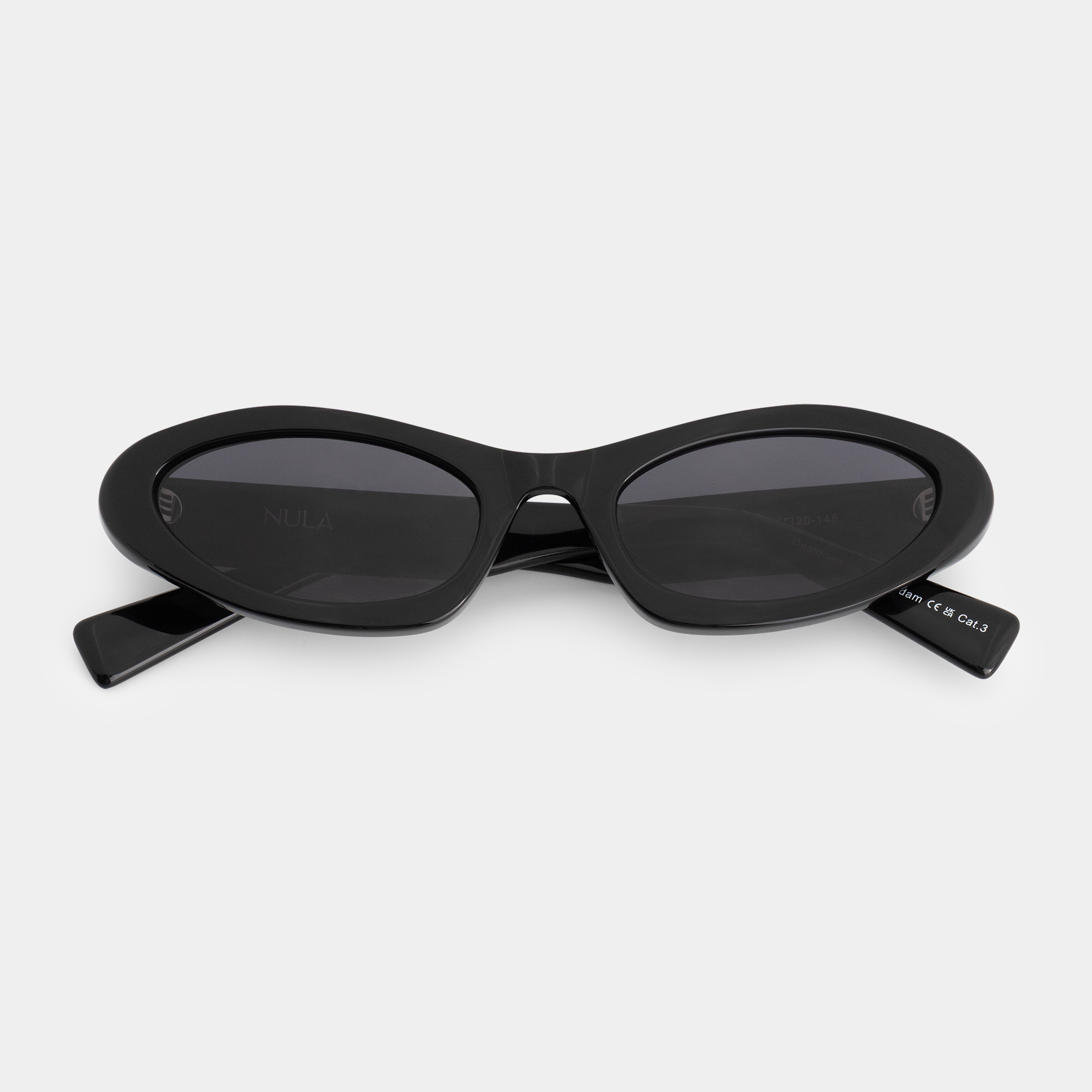 NULÁ zonnebril Richelle in Black Smoke – ovaal zwart montuur met donkere glazen, sunglasses for women